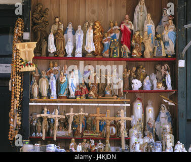 L'Allemagne, la Haute-Bavière, Altötting, affaires, vente de souvenirs, les figures d'un saint Europe, Bavaria, lieu de pèlerinage, morceau en bois entreprise, d'entreprise, figurines nativité, Madonna, chiffres, des crucifix, croix, objets de dévotion skyers, vente, commerce, économie, commerce de détail Banque D'Images