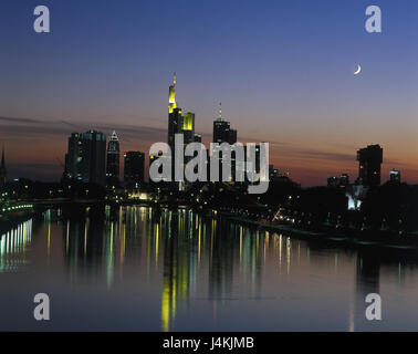 Allemagne, Hesse, Francfort sur le Main, Skyline, nuit de l'Europe, ville, vue sur la ville, le principal, rivière, quatrième banque de grande hauteur, des immeubles de bureaux, banques, voir l'accord, de la soirée, les lumières, la mise en miroir, surface de l'eau, rue de l'empereurs et rois, Goethestrasse Banque D'Images