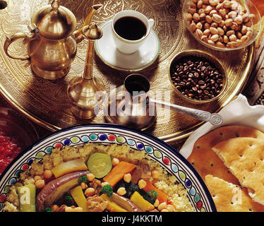 Couscous, agneau, galette de pain, bouilloire still life, photographie d'objets, de la vaisselle, la cuisine, les spécialités, en arabe, Kuskus, grains de café, des pistaches, détail Banque D'Images