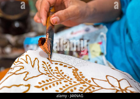 Peinture Aquarelle sur le tissu pour faire de batik. De Batik fait partie de la culture indonésienne Banque D'Images