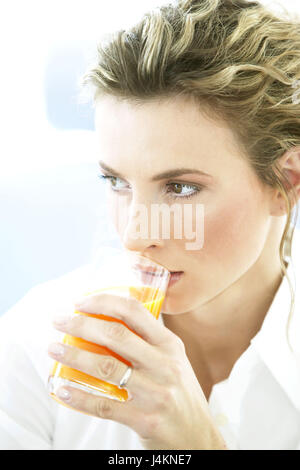 Femme, jeune, verre, jus d'Orange, boisson, portrait , portrait de femmes, de 20 à 30 ans, sérieusement, sur le coté, blonde, verrous, cheveux attachés en arrière, beauté, beauté, santé, verre, verre de jus, jus, jus de fruit, riche en vitamines, la vitamine C, à l'intérieur, Banque D'Images
