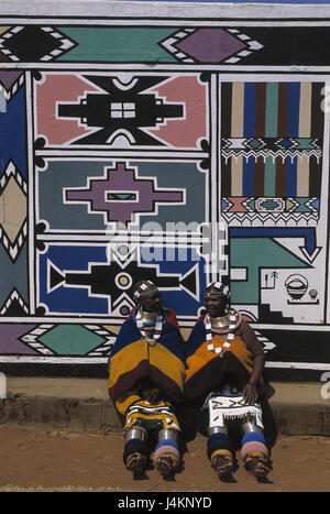L'Afrique du Sud, village Ndebele, mur de défense, les femmes, les non-blancs, s'asseoir le modèle ne libération RSA, Afrique, Afrique du Sud, Transvaal-Ndebele, bantou, souche Ndebele, Africains, vêtements, bijoux, traditionnellement, la culture, l'art, peinture, peinture, couleurs vives, folklore, genre Banque D'Images