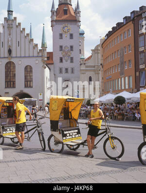 Germany, Bavaria, Munich, Marienplatz, Old City Hall, rickshas, pilotes, le modèle ne libération ! L'Europe, l'Allemagne du Sud, Haute-Bavière, capitale de l'état, la ville, de la ville centre / Vieille Ville, Centre Ville, Centre, centre-ville, construit en 1310, en 1470 - en 1480 à nouveau construit, l'Hôtel de Ville Tour, Architecture, bâtiment, point d'intérêt, tourisme, tourisme, pilote, l'occupation, extérieure, location de taxi taxi Banque D'Images