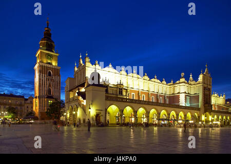 Pologne, Cracovie, vieux marché, salles de tissu, de l'hôtel de ville, l'éclairage de la tour, le soir, l'Europe est de l'Europe, Pologne, Rzeczpospolita Polska, Cracovie, ville, point d'intérêt, centre-ville, Vieille Ville, patrimoine culturel mondial de l'UNESCO, marché, marché central, Rynek Glowny, Sukiennice, illuminateds, office du tourisme, Banque D'Images