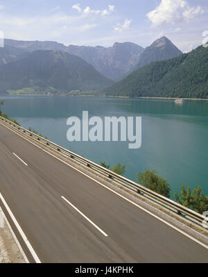 L'Autriche, le Tyrol, l'Achensee, bateau, Achenseestrasse, Pertisau, montagnes Europe, Alpes, lac, à 929 m du niveau de la mer, bateau d'excursion, port, Lakeside, rue, route de campagne, le trafic mondial, détail, place, montagne, paysage de montagne, l'été Banque D'Images