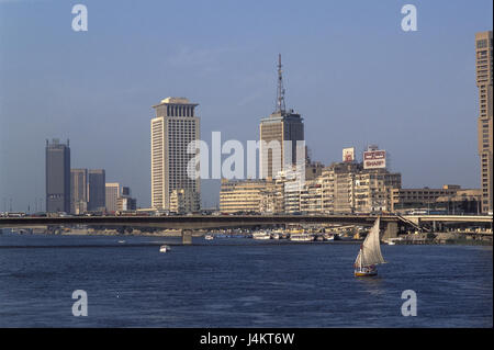 L'Egypte, delta du Nil, Le Caire, vue sur la ville, le Nil, démarrer à l'extérieur, l'Afrique, l'Est, la ville, capitale, vue, maisons, habitations, maisons d'habitation, le courant, la rivière, eaux, voiliers, pont Banque D'Images