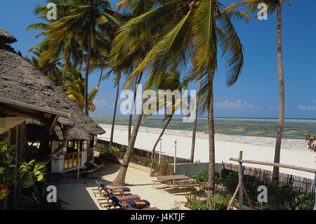 L'île de Zanzibar, Tanzanie, côte est, La Glacerie, hôtel de plage, plage de sable fin, palmiers, mer du Sud, littoral, océan Indien, plage, hôtel, Hotel, hotel, hotel, hotel restaurant, à l'extérieur, plage, tourisme, vacances, vacances d'été, destination de vacances Banque D'Images