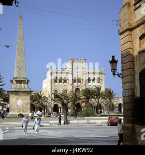 L'île de Minorque, Espagne, Ciutadella, Plaça d'es printemps, city hall, l'obélisque de l'Europe, les îles Baléares, Îles Baléares, l'île sur la ville, carré, d'un bâtiment, 'Ajuntament', l'architecture, palmiers, monument, lieu d'intérêts, de la culture, Banque D'Images