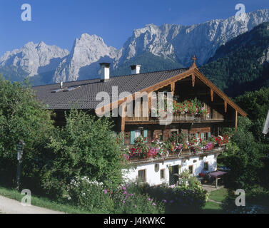 Autriche, Tyrol, Kufstein, imperial valley, ferme, 'Hinterkaiserhof', paysage de montagnes Kaisergebirge, Europe, Alpes, Alpes, Unterinntal, paysage, paysage de montagnes, montagnes, Wilder Kaisers, Ellmauer arrêter, 2344 m, de la nature, maison de vacances région, cour, auberge de montagne, ferme, l'été Banque D'Images