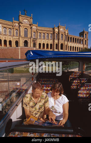 Germany, Bavaria, Munich, Maximilianeum, bus touristiques, couple, visites, le modèle ne libération Europe, Haute-Bavière, la Maximilianstrasse, bâtiment, structure, point d'intérêt, couple, touristiques, visite de la ville, ville, Voyage, Tourisme, vacances d'intérêt Banque D'Images