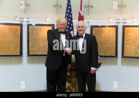 Le Président américain Donald Trump accueille le Premier Ministre australien Malcom Turnbull avant une réunion bilatérale à bord de l'Intrepid Sea, Air & Space Museum le 4 mai 2017 à New York. Les deux dirigeants ont assisté à un dîner en l'honneur du 75e anniversaire de la victoire des États-Unis et l'Australie sur le Japon à la bataille de la mer de Corail au cours de la Seconde Guerre mondiale. Banque D'Images