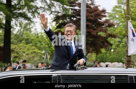 Nouveau président de la Corée du Sud, Moon Jae-In vagues durant la cérémonie d'Inauguration le 10 mai 2017 défilé, à Séoul, en Corée du Sud. Banque D'Images