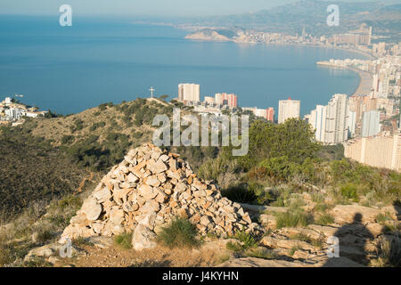 Benidorm comme vu à partir de la Sierra Helada hikng trail, Costa Blanca, Espagne Banque D'Images