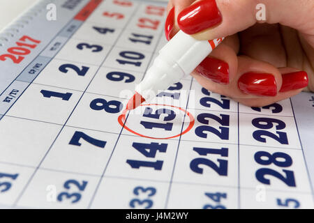 Moscou, Russie, le 10 avril 2017 : A woman's hand avec une belle manucure. La date indiquée sur le calendrier est le 15 août 2017. Banque D'Images