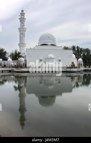 La mosquée flottante (Tengku Tengah Zaharah) à Kuala Ibai Lagon près de Kuala Terengganu, Terengganu, Malaisie Etat Banque D'Images