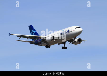 Boeing 737-800 d'Air Transat se prépare à atterrir à Montréal l'aéroport international Pierre Elliott Trudeau Banque D'Images