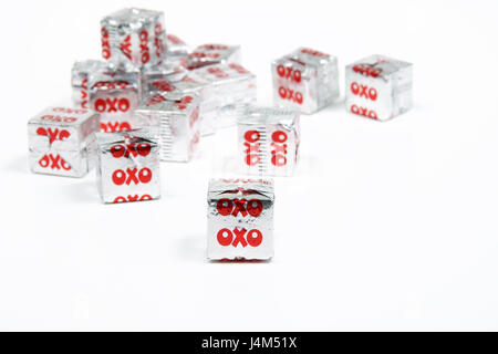 Stock OXO cubes dans leur emballage d'aluminium argent distinctif premier fabriqué en 1910 Banque D'Images