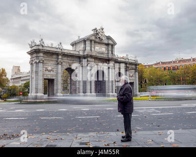 Puerta de Alcalá en la ciudad de Madrid, España. Banque D'Images