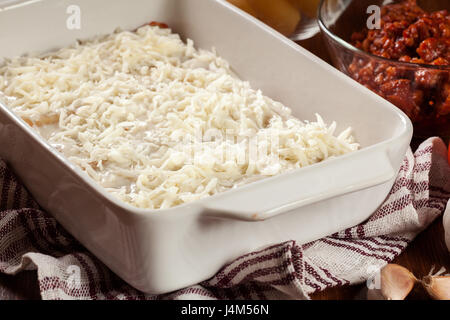 Les Cannelloni farcis de viande cuite dans une cocotte prête pour la cuisson. La cuisine Italienne Banque D'Images