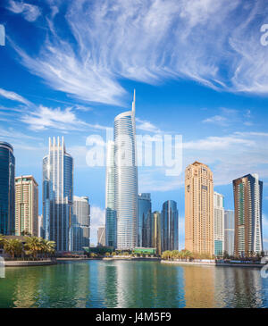 Les gratte-ciel de Dubaï - Jumeirah Lake Towers avec l'Almas tower. Banque D'Images