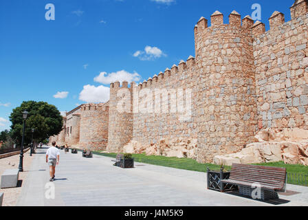 Paseo del Rastro et mur de la ville. Avila, Castilla Leon, Espagne. Banque D'Images