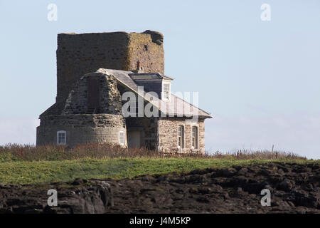 Cottage et Castell's Tower on Inner Farne Island, au large de la côte de Northumberland en Angleterre. Banque D'Images