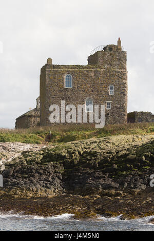 Castell's Tower, sur l'île de Farne intérieure, au large de la côte de Northumberland en Angleterre. Le Pele tower a origines médiévales. Banque D'Images