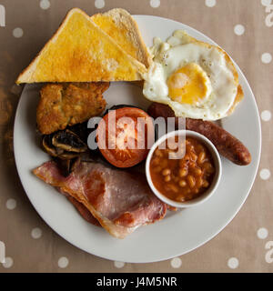 Un petit-déjeuner anglais est servi dans le Northumberland en Angleterre. Banque D'Images