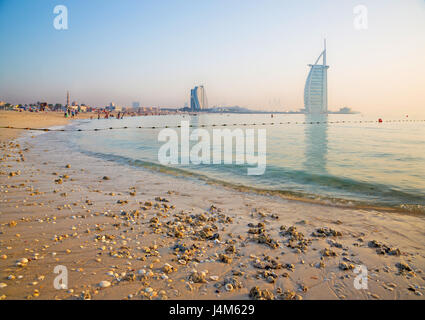 Dubaï, Émirats arabes unis - Mars 30, 2017 : l'horizon du soir avec le Burj Al Arab et de la plage de Jumeirah Hotels et la plage de Jumeriah ouvert. Banque D'Images