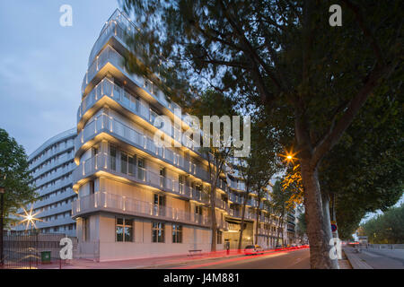 Façades vue depuis la rue au crépuscule. Immeuble d'habitation, Quai Henri IV, Paris, France. Architecte : Lin, 2015. Banque D'Images