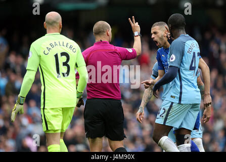 Les gestes de l'arbitre Robert Madley à Leicester City's Islam Slimani après l'interdiction de l'objectif de Riyad Mahrez la pénalité pour un coup double au cours de la Premier League match au stade Etihad, Manchester. Banque D'Images