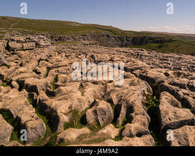 Lapiez Malham Cove North Yorkshire Angleterre Royaume-uni Yorkshire Dales National Park Malhamdale sur beau temps jour Mai Banque D'Images