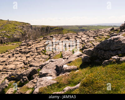 Lapiez Malham Cove North Yorkshire Yorkshire Dales National Park sur une belle journée de mai ciel bleu météo Banque D'Images