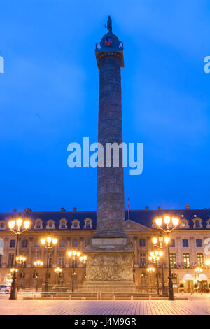 La colonne Vendôme avec statue de Napoléon Bonaparte, sur la Place Vendôme, la nuit, en France. La colonne Vendôme a 425 bas-relief en spirale des plaques de bronze Banque D'Images