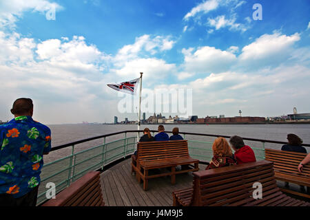 À bord de la Mersey Ferry avec Liverpool waterfront bâtiments dans la distance Banque D'Images