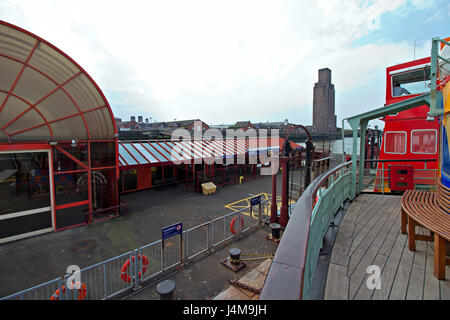 À bord de la Mersey Ferry en tirant Woodside landing stage Birkenhead Banque D'Images