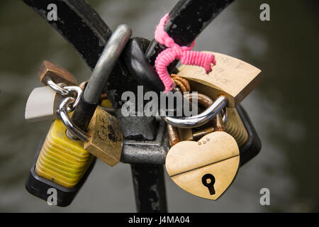 L'amour des verrous sur un pont près de Camden Market à SW1, London, UK Banque D'Images