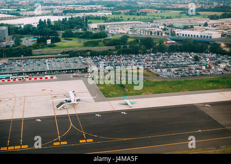 Bergame, Italie - 01 juillet 2015 : Vue aérienne de la piste de l'Aéroport International d'Orio Al Serio. Il Caravaggio Aéroport International, est une organisation internationale Banque D'Images