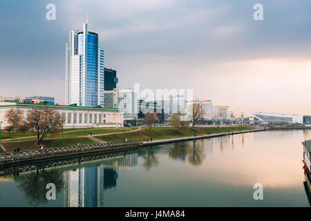 Minsk, Belarus - 6 Avril, 2016 : Coucher de soleil sur central district Nemiga à Minsk, en Biélorussie. Reflet de l'eau dans les rivières Pobediteley Avenue Banque D'Images