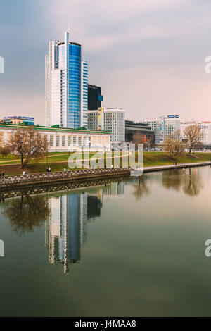 Minsk, Belarus - 6 Avril, 2016 : Coucher de soleil sur central district Nemiga à Minsk, en Biélorussie. Reflet de l'eau dans les rivières Pobediteley Avenue Banque D'Images