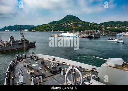 170511-N-JH293-003 SASEBO, Japon (11 mai 2017) Le transport amphibie USS dock Green Bay (LPD 20) revient en avant-déploiement de Sasebo, au Japon au cours de l'inspection du navire Mid-Cycle (MCI). Green Bay, affecté à l'Escadron amphibie Commandant, 11 ans, est l'exécution de son MCI, qui est menée à la mi-année avant que le Conseil d'inspection et d'enquête (INSURV) et est utilisé pour inspecter et évaluer les conditions matérielles d'un navire. (U.S. Photo par marine Spécialiste de la communication de masse 1re classe Chris Williamson/libérés) Banque D'Images