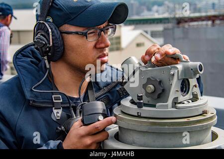 170511-N-JH293-005 SASEBO, Japon (11 mai 2017) Quartier-maître de 3e classe Brandon Martin prend des mesures portant à bord du quai de transport amphibie USS Green Bay (LPD 20) comme le navire retourne à son déploiement de Sasebo, au Japon au cours d'une inspection Mid-Cycle (MCI). Green Bay, affecté à l'Escadron amphibie Commandant, 11 ans, est l'exécution de son MCI, qui est menée à la mi-année avant que le Conseil d'inspection et d'enquête (INSURV) et est utilisé pour inspecter et évaluer les conditions matérielles d'un navire. (U.S. Photo par marine Spécialiste de la communication de masse 1re classe Chris Williamson/Releas Banque D'Images