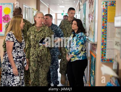 SASEBO, Japon (11 mai 2017) Vice-amiral. Mary J. Jackson inspecte le Commander, U.S. Fleet Air Sasebo Centre pour le développement de l'enfant dans le cadre de sa visite dans les ZPC 11 Mai, 2017. La visite faisait partie de son premier voyage régional depuis d'assumer les fonctions de commandant de la Marine, de la commande des installations. (U.S. Photo par marine Spécialiste de la communication de masse Seaman Geoffrey P. Barham/libérés) Banque D'Images