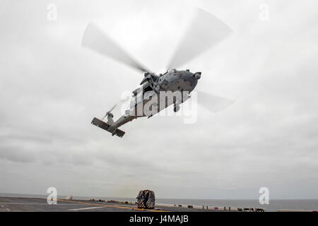 170511-N-UK248-0641 de l'OCÉAN PACIFIQUE (11 mai 2017) Un MH-60S Seahawk, affecté à la 'Wildcards' d'Hélicoptère Attack Squadron 23, prend de l'envol du navire d'assaut amphibie USS America (LHA 6) après avoir déposé au cours d'un cargo de ravitaillement vertical. Plus de 1 800 marins et 2 600 Marines américains affectés à l'Amérique du groupe amphibie (ARG) et la 15e MEU sont actuellement à l'unité de formation Composite (Exercice COMPTUEX) au large de la côte de Californie du Sud en préparation de l'ARG's deployment plus tard cette année. Nord ARG est composé d'Amérique, la station d'amphibies l Banque D'Images