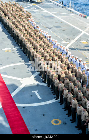 161110-N-LR795-129 OCÉAN PACIFIQUE (nov. 10, 2016) marins et marines sont en formation au cours de la cérémonie d'un gâteau pour célébrer le 241e anniversaire du Corps des marines à bord du quai de transport amphibie USS Somerset (LPD 25). Le Somerset est sur son premier déploiement en tant que partie de l'île de Makin groupe amphibie, et opère dans le domaine de la 7e Flotte des États-Unis avec l'entrepris 11e Marine Expeditionary Unit à l'appui de la sécurité et de la stabilité dans la région du Pacifique-Indo-Asia. (U.S. Photo de la marine par le maître de 3e classe Amanda Chavez/libérés) Banque D'Images