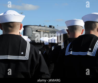 NORFOLK, Virginie (nov. 10, 2016) les marins en formation stand pendant la cérémonie de passation de commandement de la classe Los Angeles sous-marin d'attaque rapide USS Newport News (SSN 750) à bord de la station navale de Norfolk. Newport News est le troisième navire de la Marine américaine à être nommée d'après la ville de Newport News, en Virginie (É.-U. Photo de la marine par le Premier maître de Darryl I. Wood/libérés) Banque D'Images