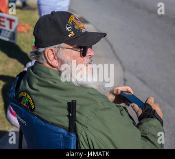 Un vétéran du Vietnam observe le 21e défilé du jour des anciens combattants dans la région de Jacksonville, NC, le 5 novembre 2016. Le Veteran's Day Parade, organisée par Rolling Thunder Inc. Chapitre NC-5, a été observée par les anciens combattants, les militaires, et les résidents de Jacksonville et a montré l'appui des membres des forces armées. (U.S. Marine Corps photo par Lance Cpl. Ashley D. Gomez) Banque D'Images