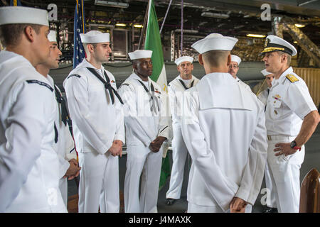 161111-N-MW990-013 BASE NAVALE de Changi, Singapour (11 novembre 2016) Les marins à bord de l'USS Coronado LCS (4) parler avec Adm arrière. Don Gabrielson, commandant de la Task Force 73, avant un appel mains libres à bord du navire. En ce moment à tour de déploiement à l'appui de l'Asia-Pacific rééquilibrer, Coronado est un navire de guerre rapide et agile sur mesure pour patrouiller les eaux littorales de la région et travailler à coque coque avec des marines, partenaire fournissant 7e flotte avec les capacités flexibles dont elle a besoin maintenant et dans l'avenir. (U.S. Photo de la marine du Maître de 2e classe Michaela Garrison/libéré) Banque D'Images