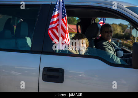 Les membres de la famille participent à la 21e édition du Défilé des anciens combattants dans la région de Jacksonville, NC, le 5 novembre 2016. Le Veteran's Day Parade, organisée par Rolling Thunder Inc. Chapitre NC-5, a été observée par les anciens combattants, les militaires, et les résidents de Jacksonville et a montré l'appui des membres des forces armées. (U.S. Marine Corps photo par Lance Cpl. Ashley D. Gomez) Banque D'Images