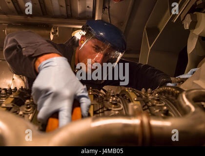 161110-N-DJ750-238 OCÉAN PACIFIQUE (nov. 10, 2016) - Matelot Kieran Reynolds, de Columbus, Md., frotte un moteur à turbine à gaz dans la salle des machines principale deux à bord de la classe Arleigh Burke destroyer lance-missiles USS Sampson (DDG 102). Sampson fera rapport au Troisième flotte américaine, basée à San Diego, lors d'un déploiement à l'ouest du Pacifique dans le cadre de la flotte américaine du Pacifique visant à étendre la fonctions de commandement et de contrôle de la flotte de tiers dans la région. (U.S. Photo de la marine du Maître de 2e classe Bryan Jackson/libérés) Banque D'Images